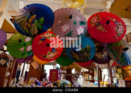 Traditionelle Papier Sonnenschirme in Bosang, Thailand Stockfoto