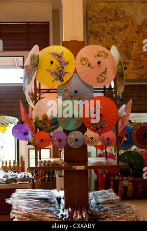 Traditionelle Papier Sonnenschirme in Bosang, Thailand Stockfoto
