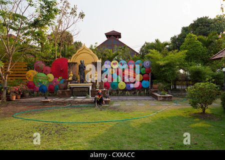Traditionelle Papier Sonnenschirme in Bosang, Thailand Stockfoto