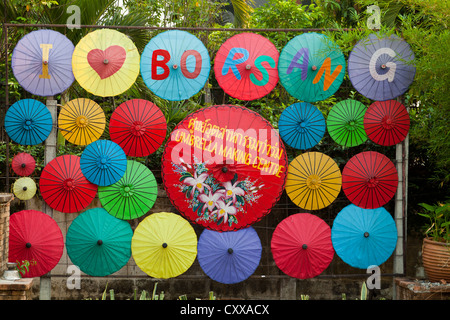 Traditionelle Papier Sonnenschirme in Bosang, Thailand Stockfoto