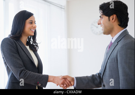 Gemischte Rassen Geschäftsleute Händeschütteln Stockfoto