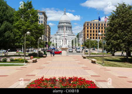 Blick von Monona Terrasse auf Martin Luther King Junior-Boulevard zum Kapitol von Wisconsin, Madison, Wisconsin, USA Stockfoto