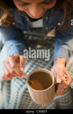 Kap-verdischer Frau Kaffee trinken Stockfoto