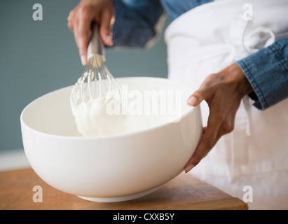 Kap-verdischer Frau Sahne schlagen Stockfoto