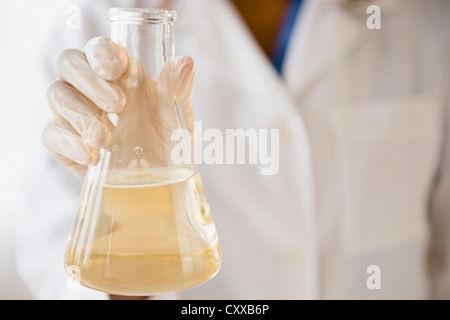 Kap-verdischer Wissenschaftler mit chemischen in Becher Stockfoto