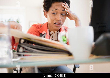 Frustriert afroamerikanische Frau am Schreibtisch Stockfoto