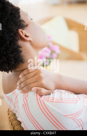 Afrikanische amerikanische Frau, die Wunden Hals reiben Stockfoto