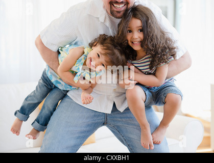 Verspielte Vater Töchter tragen Stockfoto