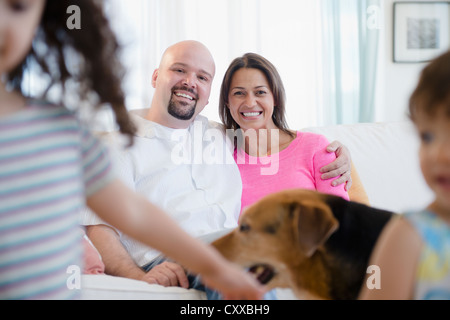 Mutter und Vater beobachten Kinder und Hund Stockfoto