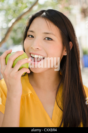Asiatische Frau Essen grüner Apfel Stockfoto