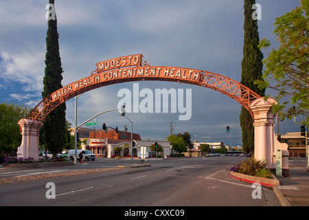 Modesto Arch (Wasser Fülle Zufriedenheit Gesundheit), Modesto, Kalifornien. Stockfoto