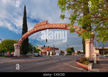 Modesto Arch (Wasser Fülle Zufriedenheit Gesundheit), Modesto, Kalifornien. Stockfoto