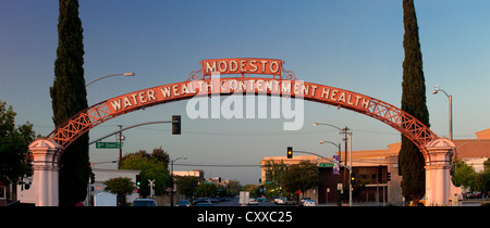 Modesto Arch (Wasser Fülle Zufriedenheit Gesundheit), Modesto, Kalifornien. Stockfoto