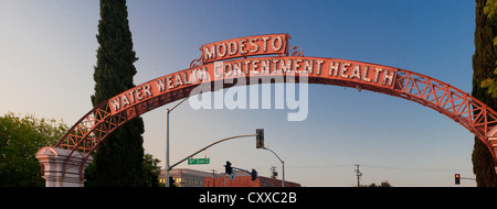 Modesto Arch (Wasser Fülle Zufriedenheit Gesundheit), Modesto, Kalifornien. Stockfoto