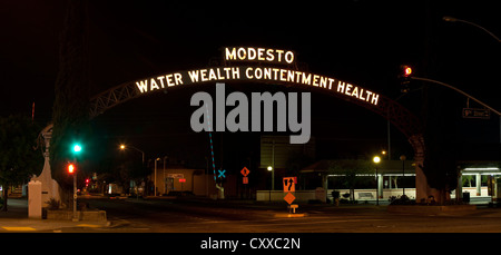 Modesto Arch (Wasser Fülle Zufriedenheit Gesundheit), Modesto, Kalifornien. Stockfoto