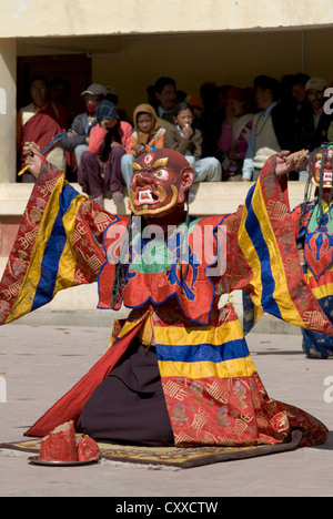 Ein maskierter buddhistischer Mönch führt ein Ritual dance am jährlichen Kungri-Festival in Pin-Tal, Spiti, Nordindien Stockfoto