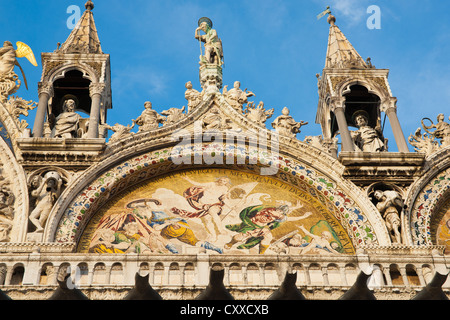 Mosaik-Szene unter die kunstvollen architektonischen Details auf die Basilika von Saint Marks, Venedig.