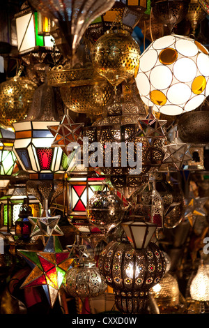 Traditionellen marokkanischen Lampen im Souk Marrakesch Stockfoto