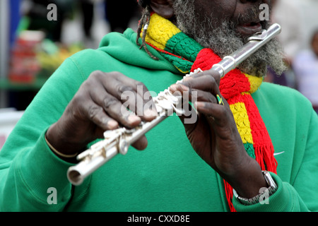 Rastafarian Musiker Mann Dreadlocks spielen Flöte auf der Straße in London Stockfoto