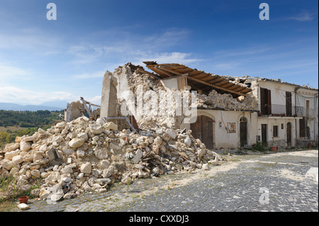 Zerstörten Häuser durch das Erdbeben vom 6. April 2009 zerstört in Castelnuovo in der Nähe von l'Aquila, Abruzzen, Italien, Europa Stockfoto