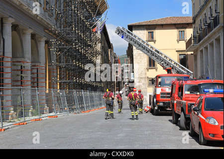 Sicherheitsaktivitäten in der Altstadt, Feuerwehr, Gebäude beschädigt durch das Erdbeben am 6. April 2009, L'Aquila Stockfoto