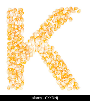 K, Alphabet aus Bio-Mais Bohnen trocknen auf weiß Stockfoto