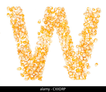 W, Alphabet aus Bio-Mais Bohnen trocknen auf weiß Stockfoto