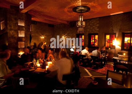 Comptoir Restaurant mit Bauchtänzerinnen Marrakesch Marokko Stockfoto