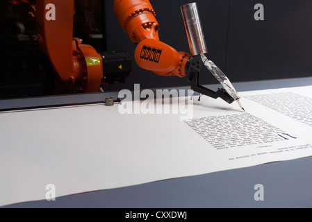 Eine bewaffnete Roboter schreiben die ganze Bibel, es schrieb über 2 000 Seiten auf einen Kilometer von Papier und verbraucht 1 Liter Tinte, Stockfoto