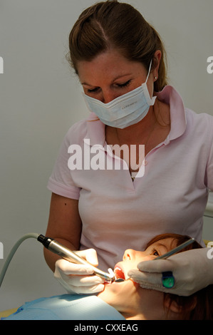 Zahnarzt, junge beim Zahnarzt, Mundhygiene, Zahnpflege, Zahnbehandlung, Zahnarztbesuch Stockfoto
