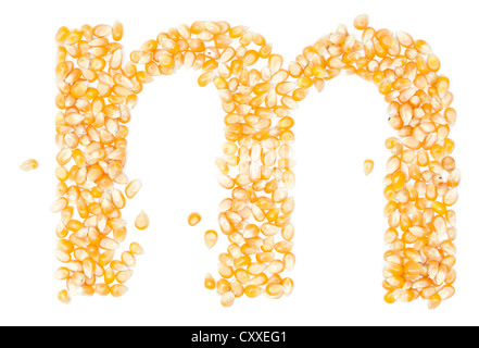 m.Alphabet aus Bio-Mais Bohnen trocknen auf weiß Stockfoto