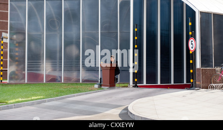 Peking, China. Wachmann vor dem Eingang der Tiefgarage. Stockfoto