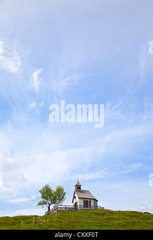 Kleine Kapelle auf einem Hügel auf einer Alm im Salzkammergut, Österreich, Europa, PublicGround Stockfoto