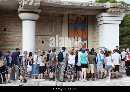 Besuchergruppe auf der minoischen Tempel in Knossos Kreta Griechenland Stockfoto