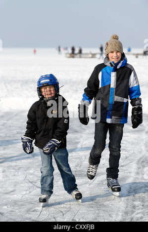 Jungen-Eislaufen, spielen Eishockey, St. Heinrich, Starnberger See, fünf-Seen-Region, Bayern, Oberbayern Stockfoto