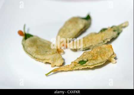 Frisch gebratene Salbeiblätter, Vorspeise Stockfoto