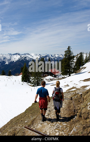 Wanderer, Schnee in der Nähe von Hubertushuette Berghütte auf Breitenstein Berg, in der Nähe von Fischbachau, Leitzachtal Tal, Oberbayern Stockfoto