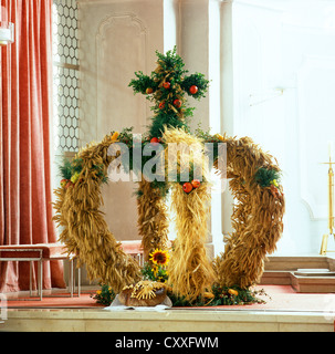 Ernte Krone, Bauernherbst Dekoration, Danksagung, ehemalige Kloster Kirche von St. Johann Baptist, Rebdorf, Eichstätt Stockfoto