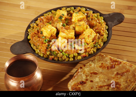 Mattar Paneer ist ein Nord-Indisches Gericht Paneer, bestehend aus der indischen Hüttenkäse und Erbsen in einer leicht süßlich-würzigen Sauce. Stockfoto