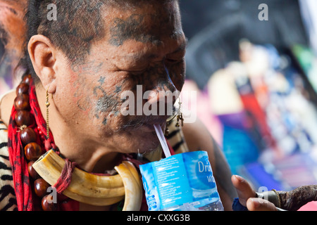 Nahaufnahme von einem tätowierten Mann in Bangkok, Thailand Stockfoto