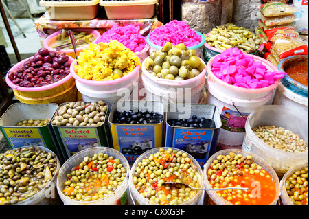 Oliven und eingelegtem Gemüse, saure Gemüse auf dem Basar, Souk, Jerusalem, Israel, Nahost Stockfoto