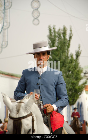 Mann auf Pferd Cordobes Hut in traditioneller Tracht während der Feria von Fuengirola, Andalusien, Spanien. Stockfoto