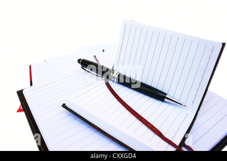 Stift und Notebooks isoliert auf weißem Hintergrund. Stockfoto
