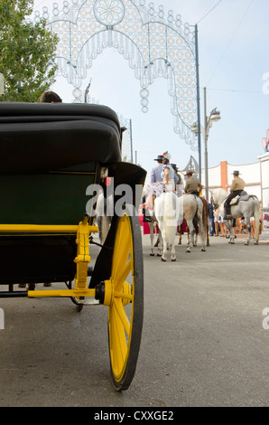Pferd Kutsche warten mit spanischen Reiter während der jährlichen Messe, Feria von Fuengirola, Andalusien, Spanien. Stockfoto