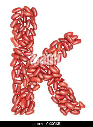 k, Alphabet aus roten Bohnen. auf weiß. Stockfoto