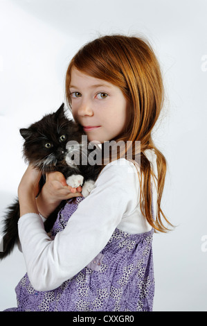 Mädchen hält eine junge Katze Stockfoto