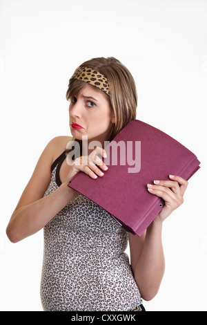 Sad aussehende junge Frau Ordner in ihren Händen halten Stockfoto