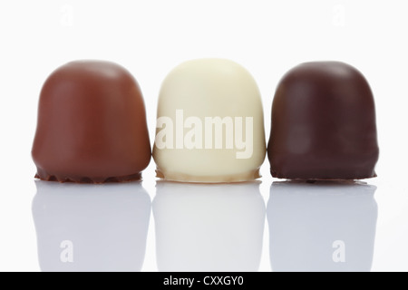 Schokolade-beschichteten Marshmallow behandelt mit verschiedenen Beschichtungen Stockfoto