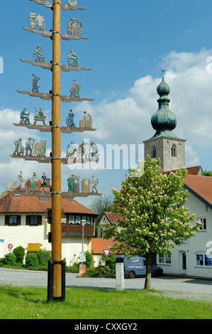 Maibaum vor der St. Johannes der Täufer Pfarrkirche, Tyrlaching, Oberbayern Stockfoto