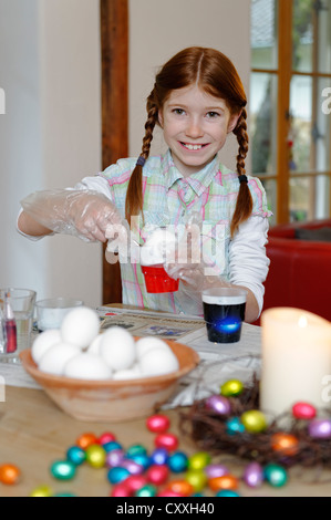 Kind, Mädchen Färbung Ostereier, Ostern tradition Stockfoto